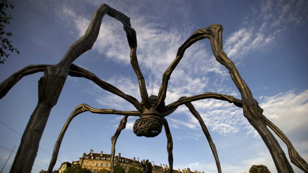La escultura ‘Maman’, que representa una araña tallada en bronce por Louise Bourgeois, en una plaza de Ginebra.