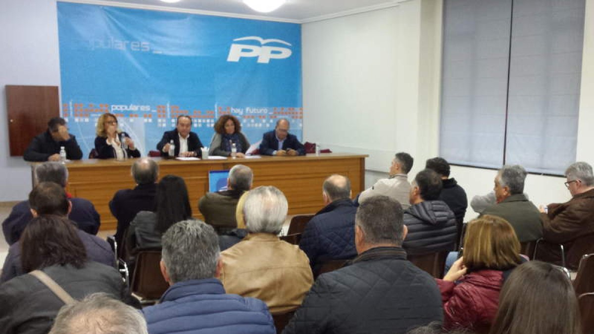 La sede del PP en Ponferrada acogió la reunión de la Junta Comarcal del PP. DL