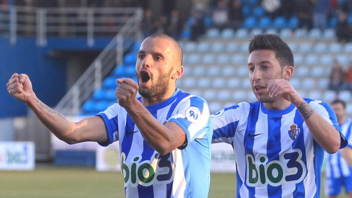 Yuri celebra junto a su compañero Sergio Rodríguez el gol que empataba la contienda en el minuto 64.