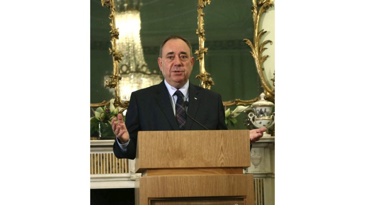 Salmond comparece para anunciar su renuncia.