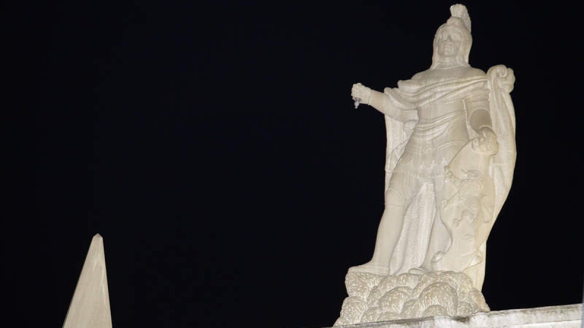 Imagen de esta misma semana de la estatua de Don Pelayo, sin la espada que le dio fama en la Reconquista.