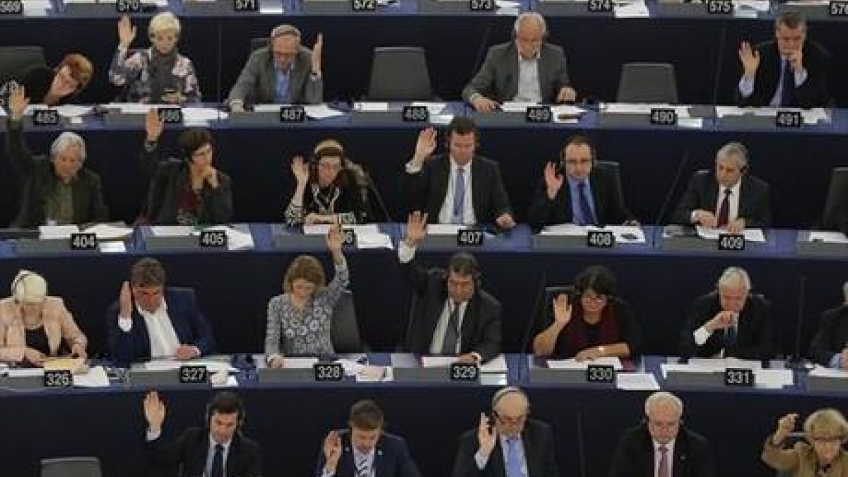 Los eurodiputados rechazan por una amplia mayoría las enmiendas a la ley de mercado único digital, ayer.