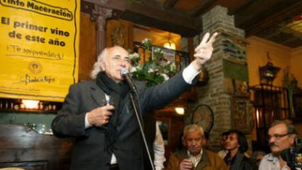 Amancio Prada, en el momento de su intervención en la fiesta, bajo la atenta mirada de su tocayo de
