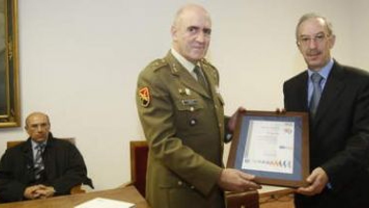 El general del Maca, Tomás Rivera, recibió el certificado ISO 14001 otorgado por SGS Ibérica