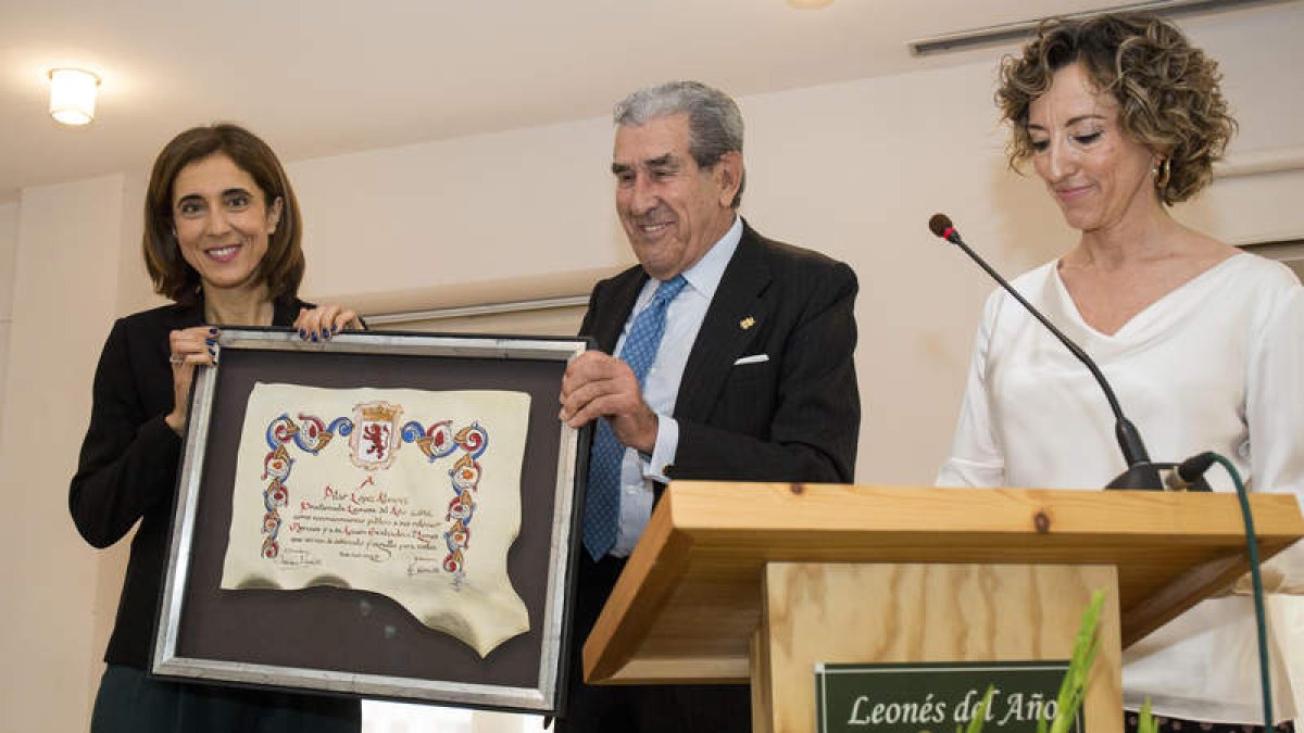 Pilar López recibe el premio de manos de Fernando Suárez en presencia de Ana García. F. OTERO PERANDONES