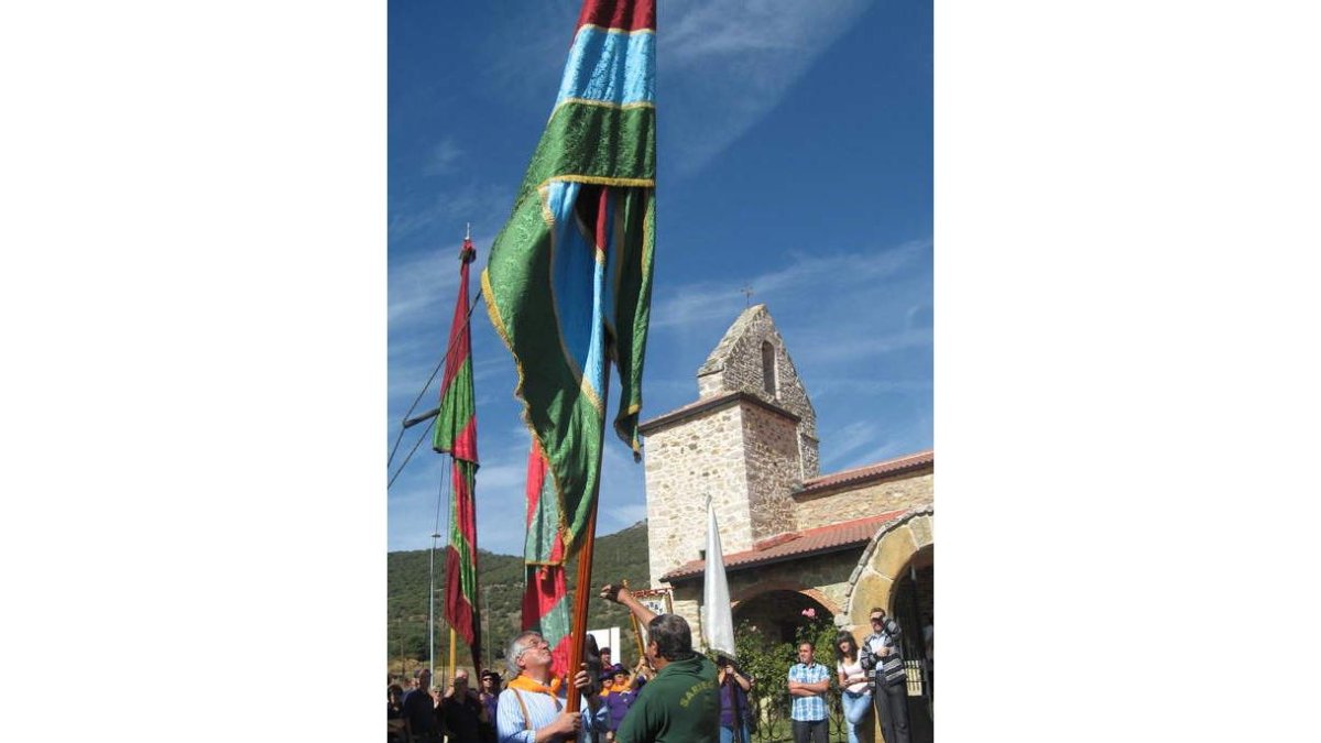 El pendón fue izado y bailado a las puertas de la iglesia.