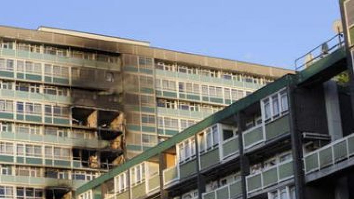 El edificio siniestrado presenta daños en la fachada.