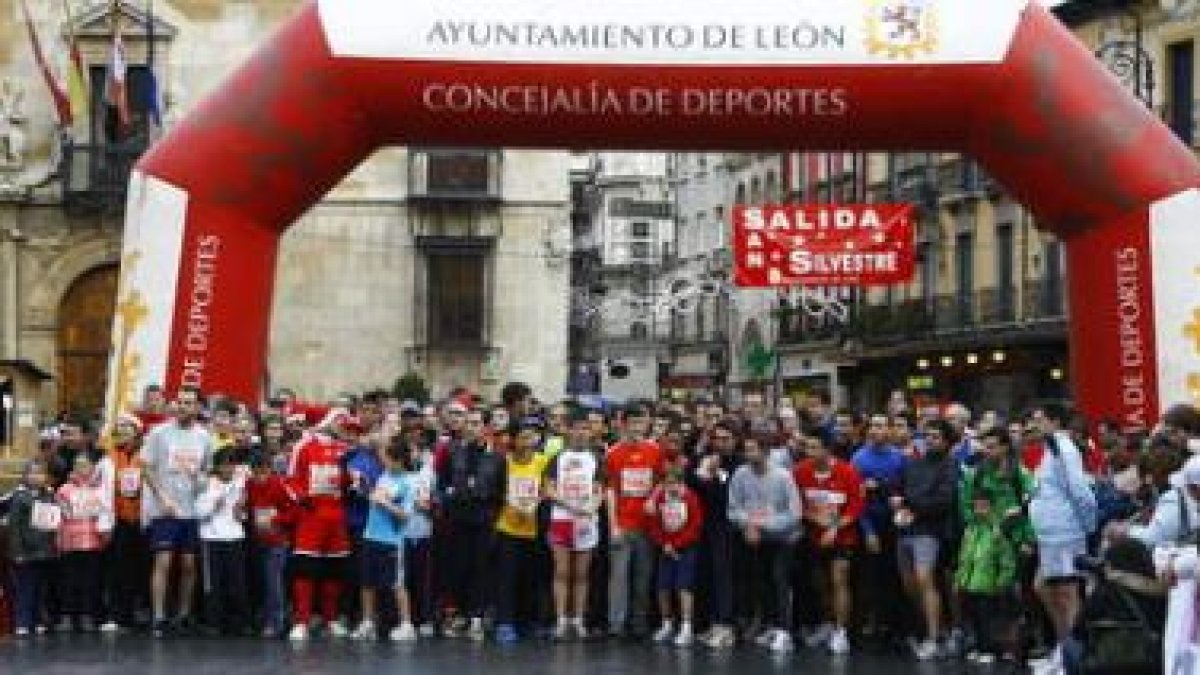Los disfraces y el buen humor son ya habituales en la carrera leonesa de fin de año.