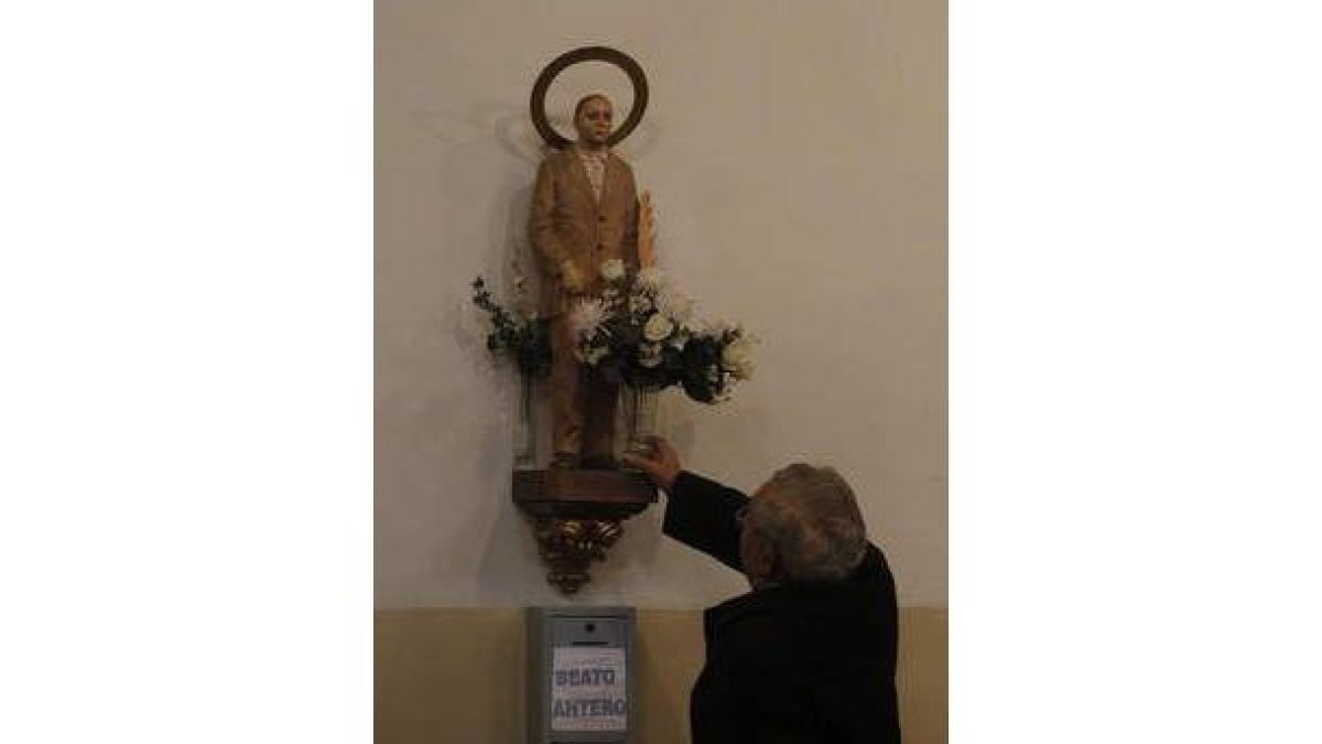 La curiosa efigie del beato Antero, colocada en la iglesia de Valdevimbre.