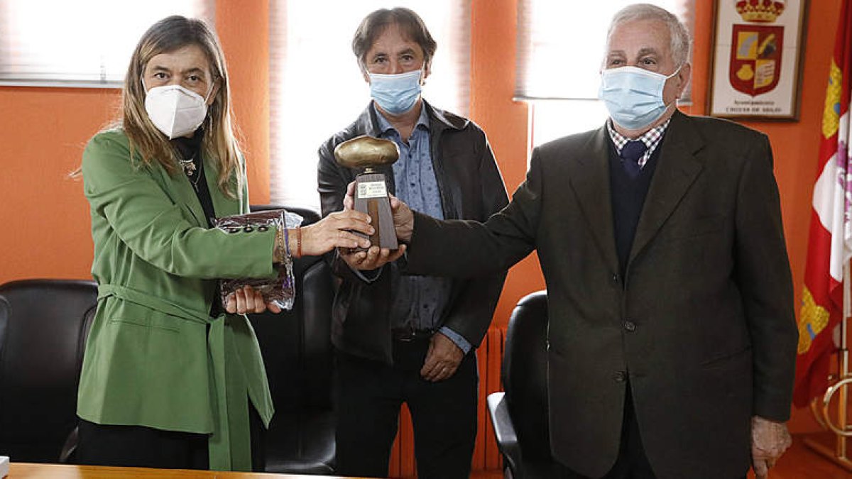 Juani Pérez y Secundino Andrés reciben la ‘Patata de Bronce’ de manos de Santiago Jorge. MARCIANO PÉREZ