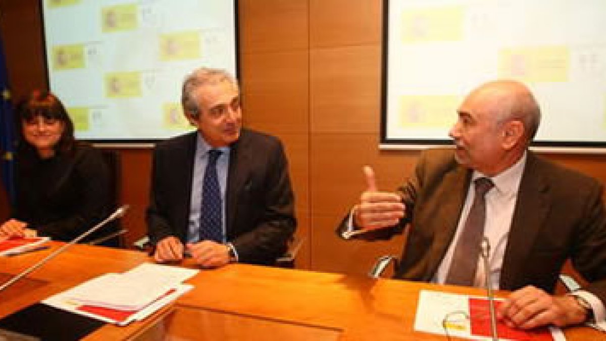 María García, José Ángel Azuara y Josep Cerveró, ayer en la sede de la Ciudad de la Energía.