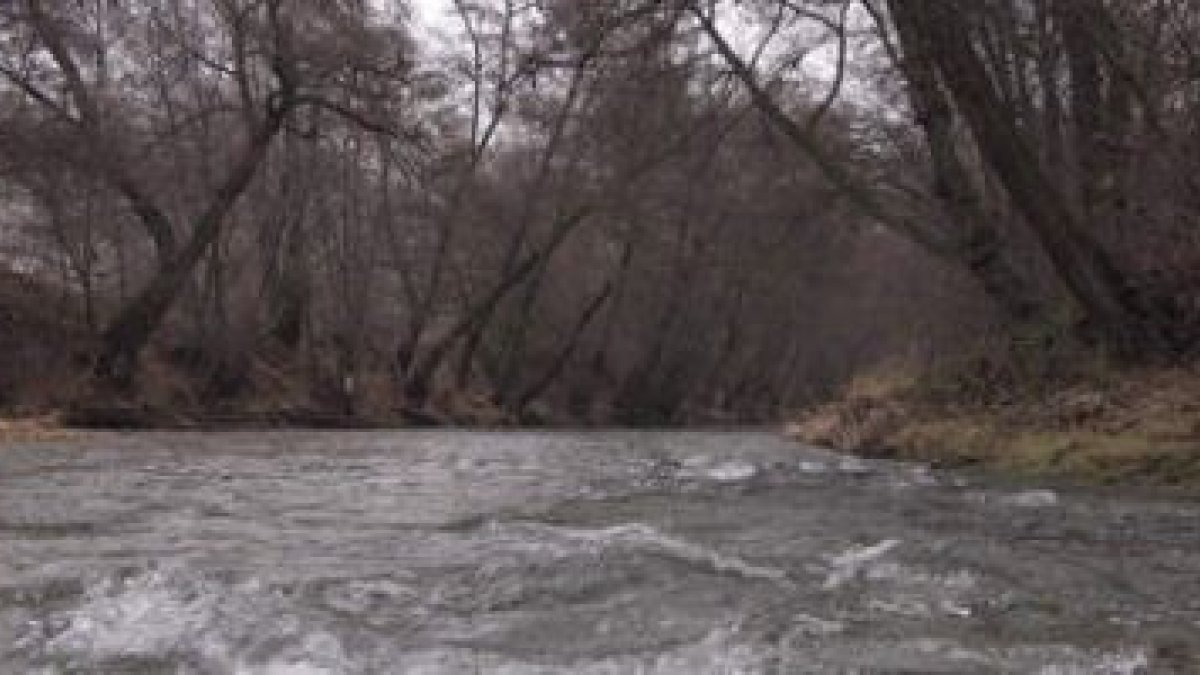 «Cruzaron un río de aguas caudalosas, levantando espuma con los caballos-¦».