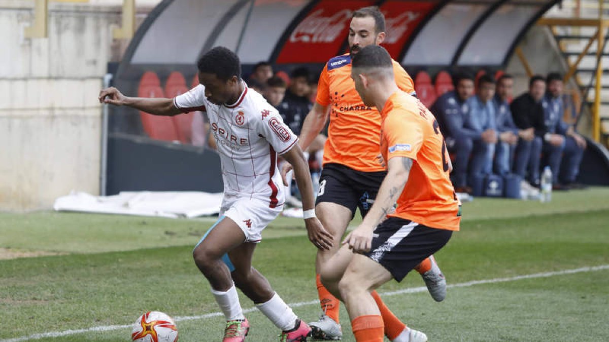 El filial sigue complicando su presencia en el play off. MARCIANO PÉREZ