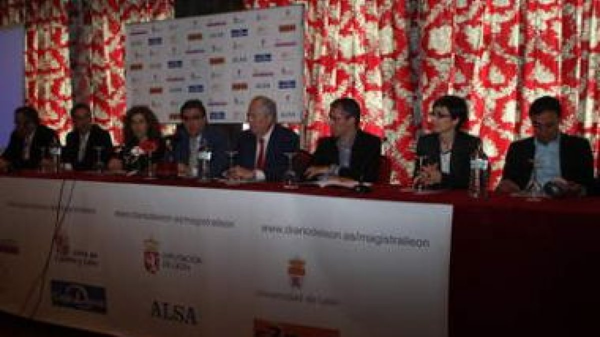 Sión (centro), alma del Magistral, con autoridades y patrocinadores ayer en la presentación.