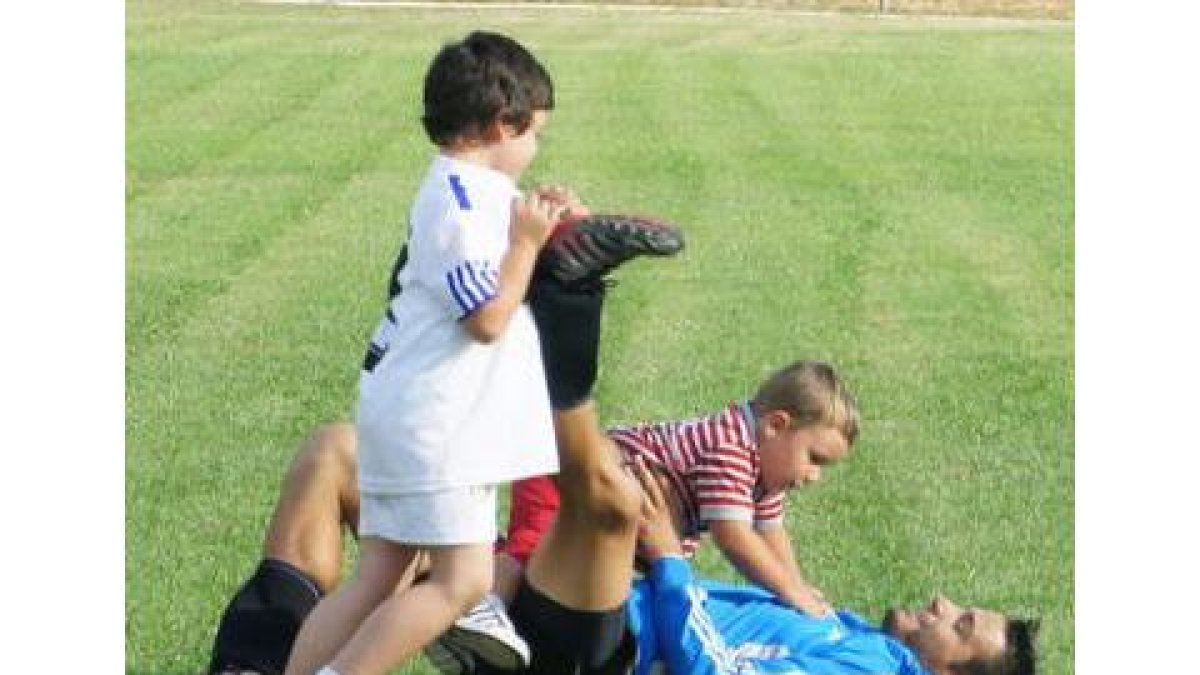 A veces, la caída de los dioses tiene un gran toque de felicidad: El Divino con su hijo Asier y un a