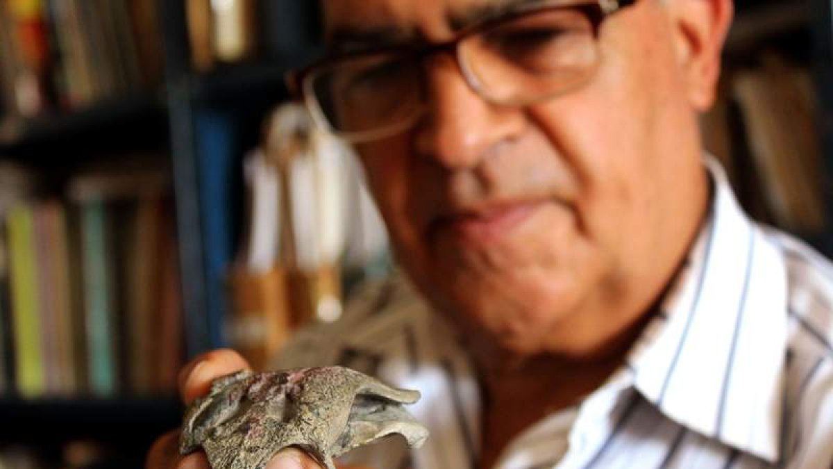 El investigador Fernando Navas muestra unos restos óseos del ‘Burkesuchus mallingrandensis’. ANDRÉS BELLO UNIVERSITY