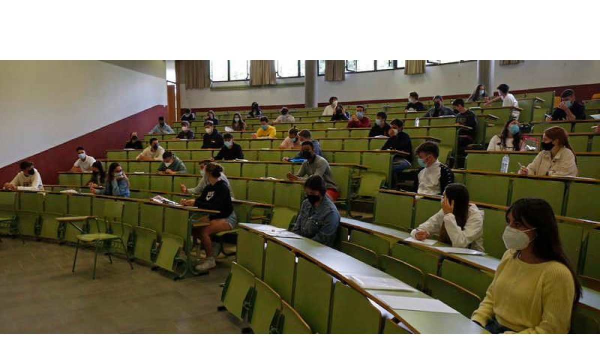 Alumnos en los exámenes de la Ebau en la facultad de Derecho. FERNANDO OTERO