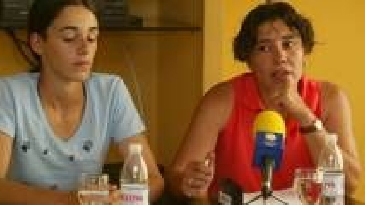 Camen Carbajal, a la derecha, informó del estado actual de la protectora y ofreció nuevos datos