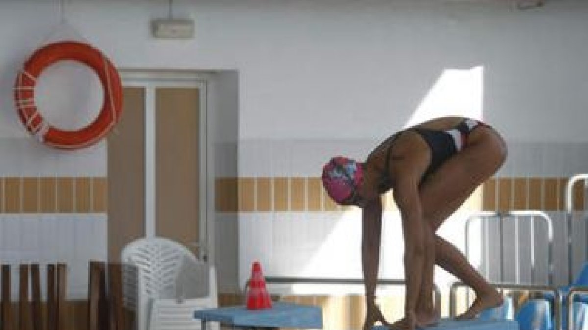La nadadora leonesa Érika Villaécija entrenando en la piscina municipal de Astorga.