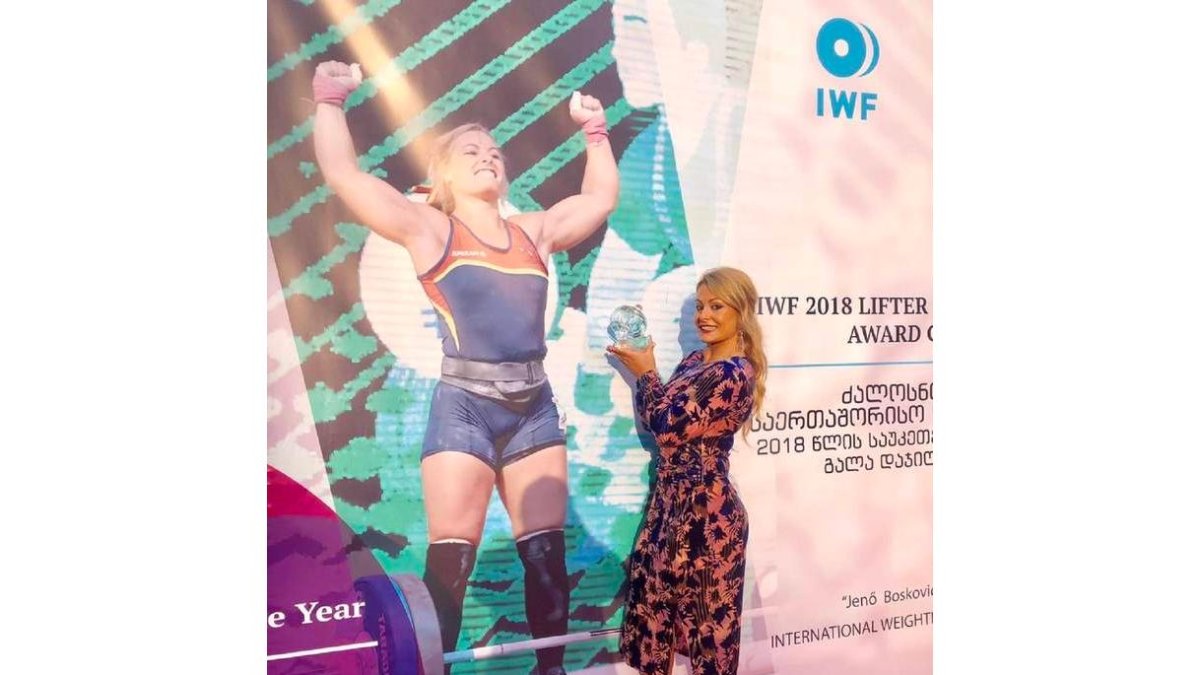 La berciana Lidia Valentín con su trofeo como Mejor Halterófila de 2018. @LYDIKIT