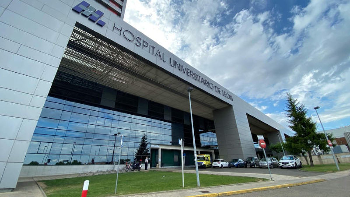 La ampliación se plantea en la zona de soportales exterior que ahora ocupan las ambulancias frente a la puerta de Urgencias. RAMIRO