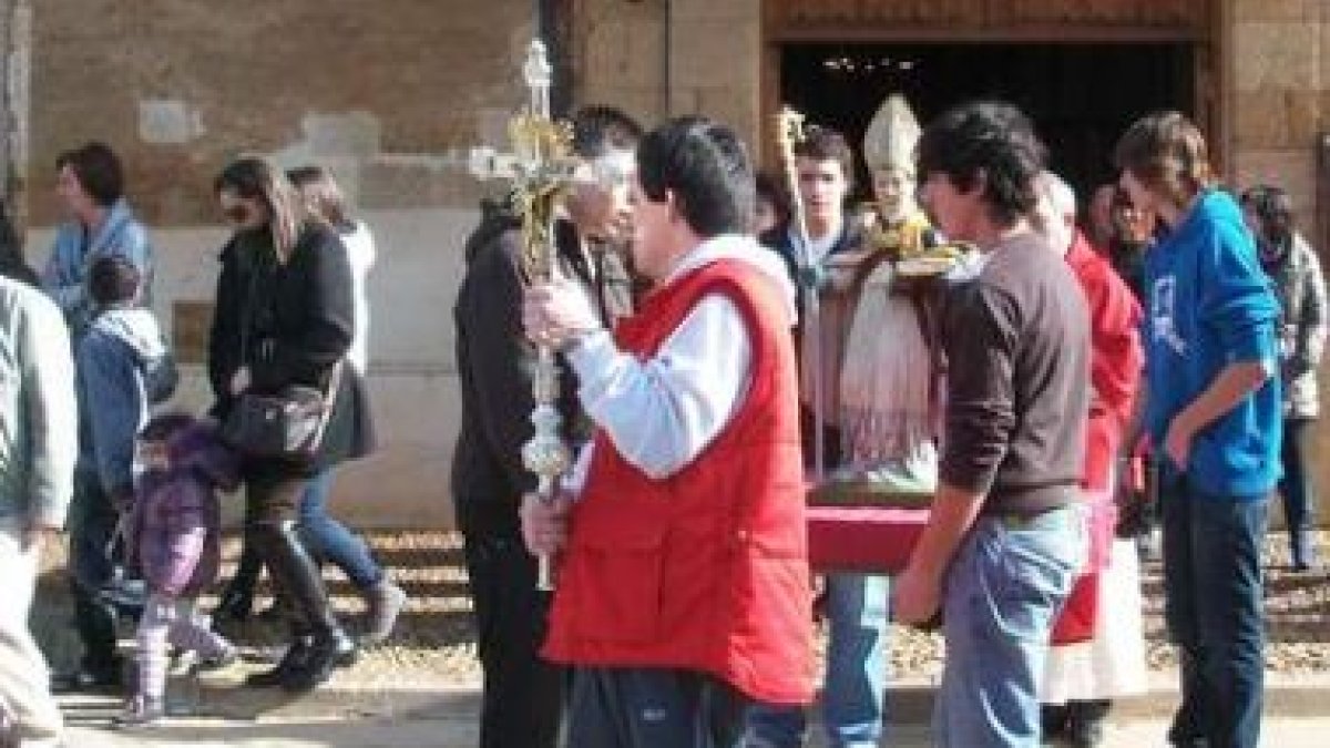 Los jóvenes de la localidad sacaron al santo de la iglesia para comenzar la procesión.