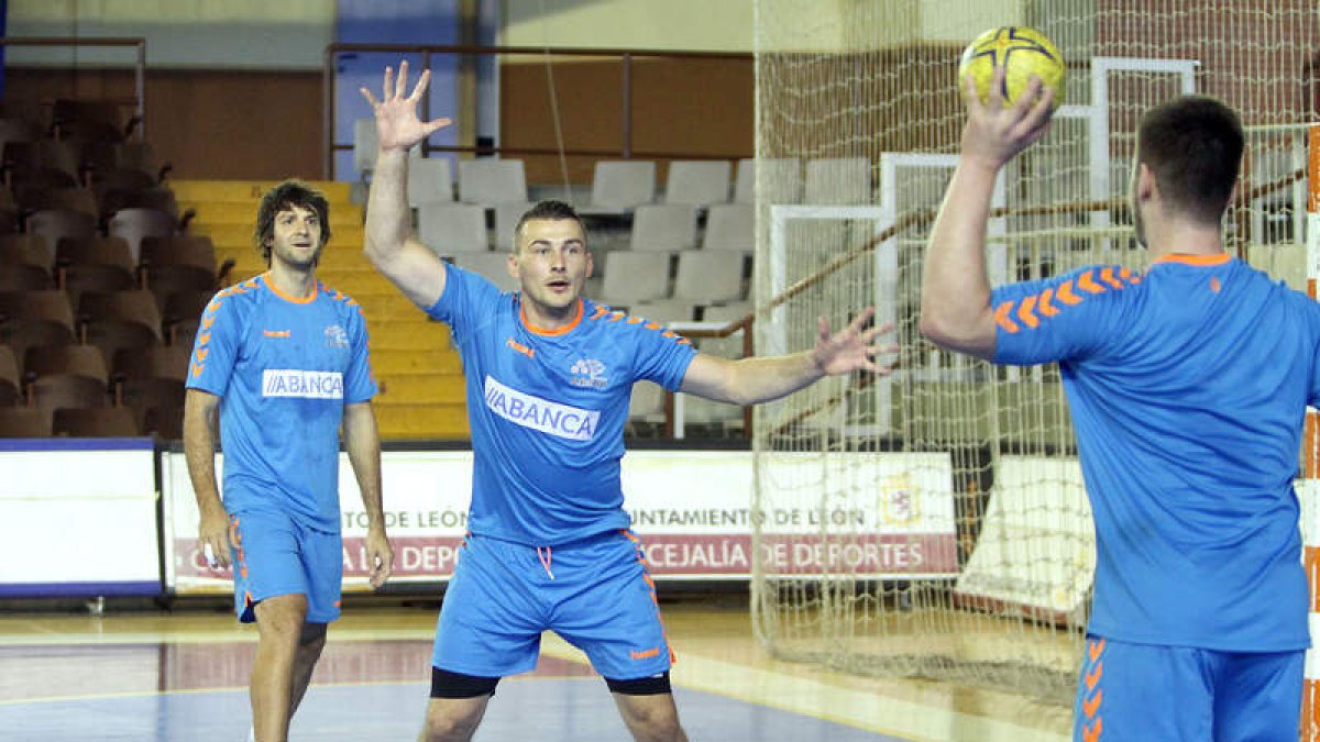 Zildzic en medio de los dos baluartes defensivos del Abanca Ademar: Carou y Juanjo Fernández.