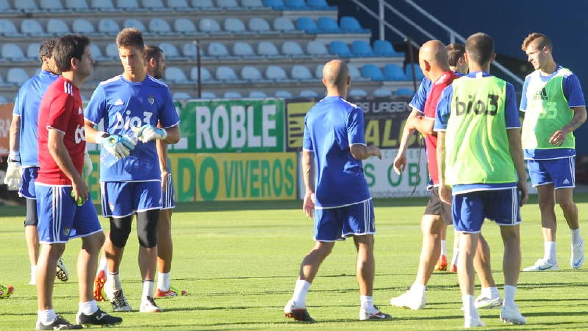 La plantilla de la Deportiva durante el entrenamiento previo al partido de Copa del Rey de hoy frente al Villarreal en El Madrigal.