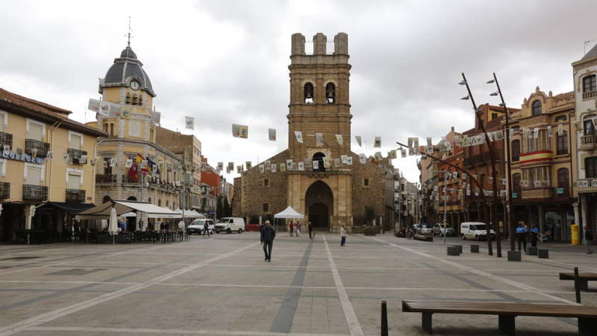 Talleres, degustaciones, música, carreras populares y otras actividades forman parte de la alubiada este año. Una edición, la 14, que además incorpora el primer concurso de recetas hechas con alubias. La Plaza Mayor de La Bañeza se llenará desde hoy y has