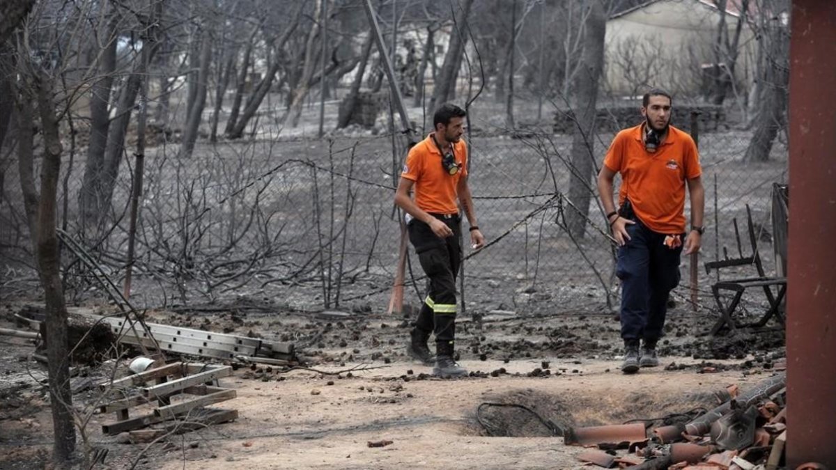 Los equipos de rescate buscan a posibles víctimas. /