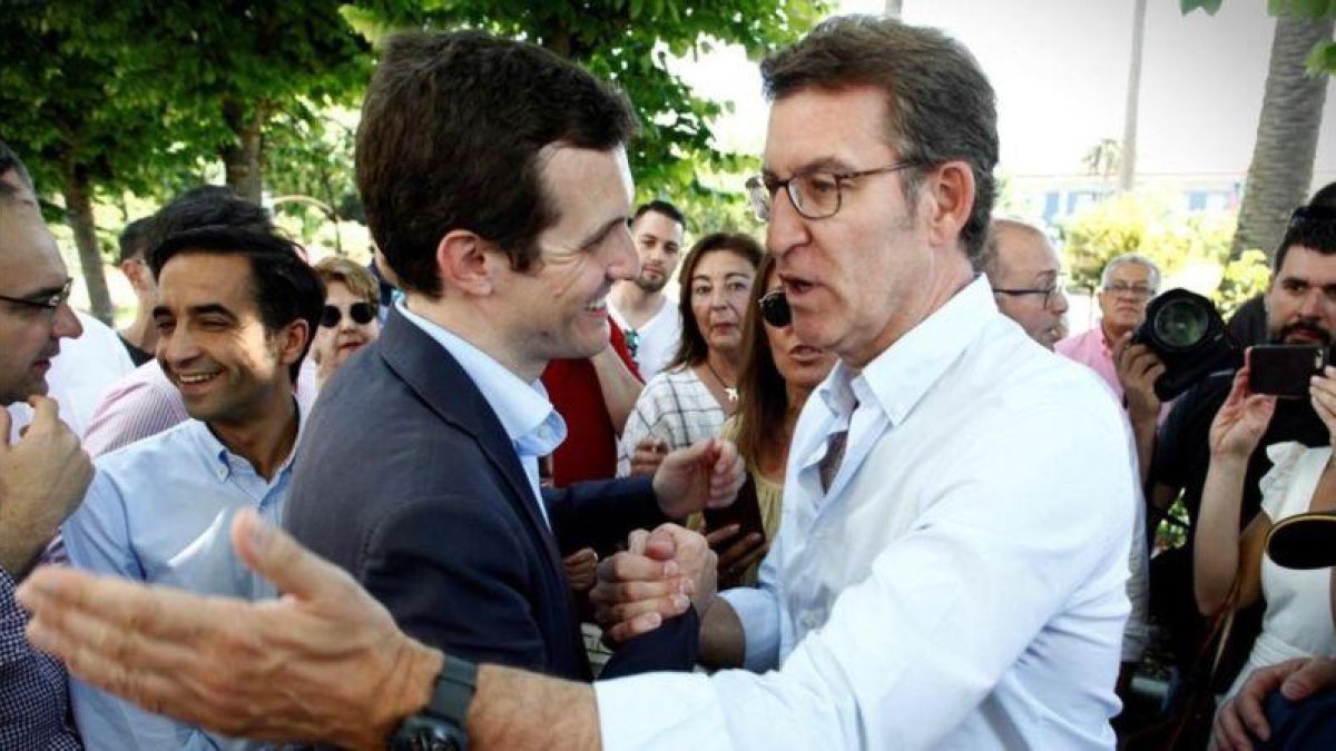 Feijóo y Casado, en el acto de campaña en A Coruña.