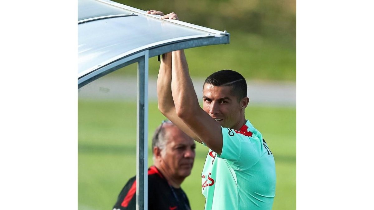 Cristiano Ronaldo en la sesión de entrenamiento de la selección de Portugal esta mañana.