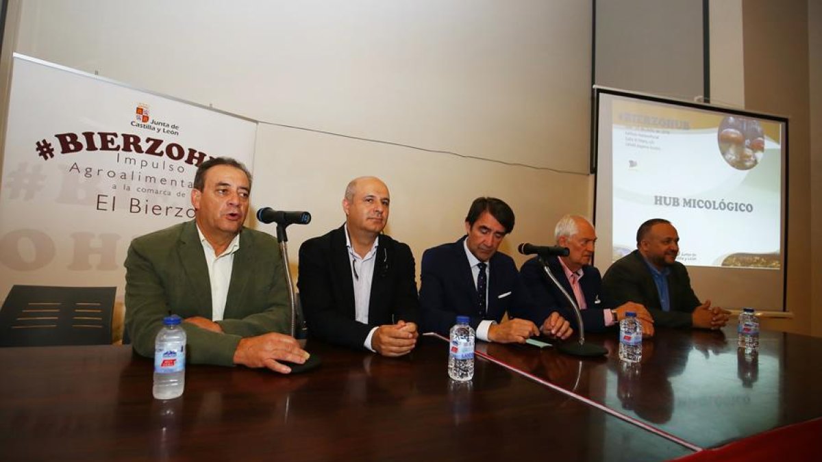 El alcalde de Arganza, Luis Manuel González; el viceconsejero de Desarrollo Rural y director general del Instituto Tecnológico Agrario (Itacyl), Jorge Llorente; el consejero de Fomento y Medio Ambiente, Juan Carlos Suárez-Quiñones; el subdelegado