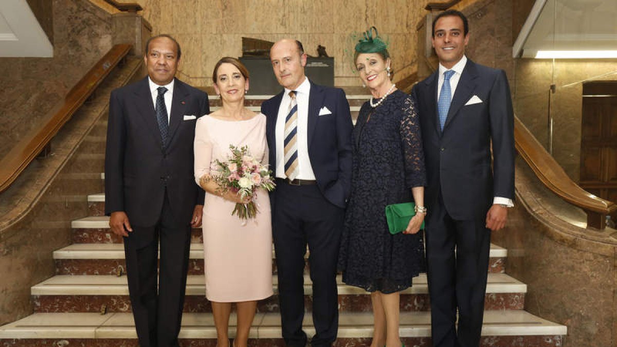 La pareja recién casada con la familia real libia. FERNANDO OTERO