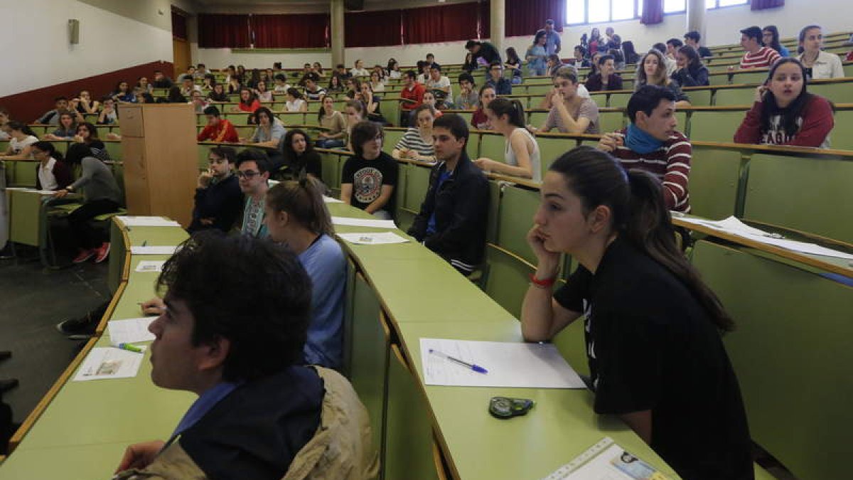 Los bachilleres, ayer antes de comenzar el primero de los exámenes. MARCIANO