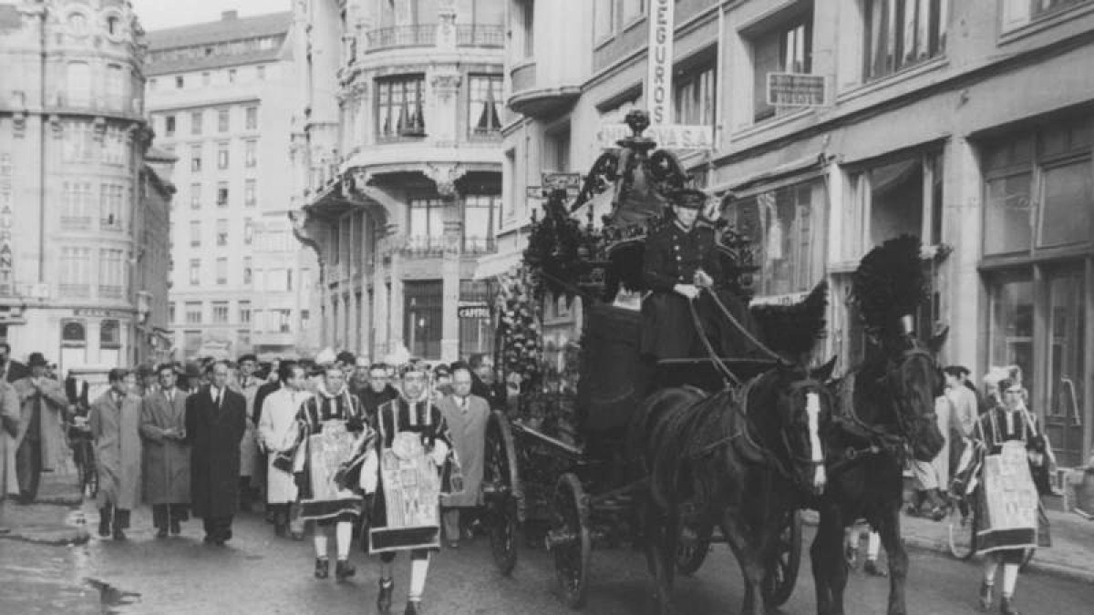 Imagen de la ceremonia fúnebre del que fuera alcalde de León Enrique González Luaces. ARCHIVO FAMILIA GONZÁLEZ LUACES