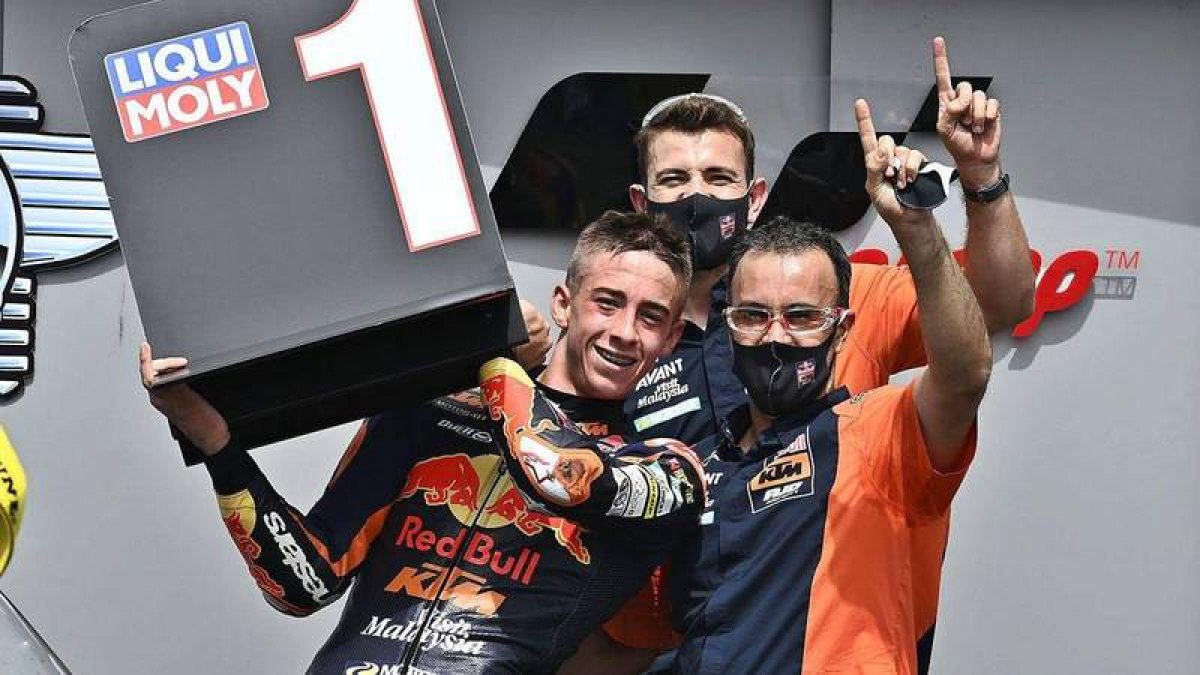 Santiago del Canto, a la derecha, celebra junto a Pedro Acosta el título de campeón del mundo en Moto3 del piloto murciano. RED BULL KTM AJO