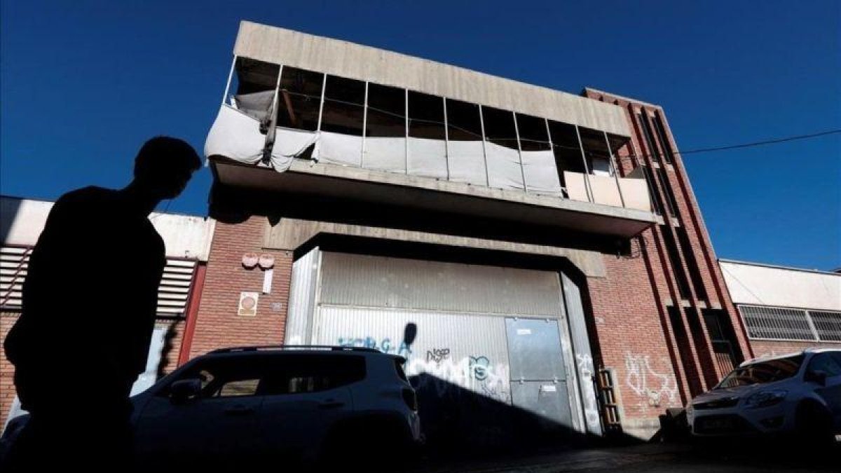 La nave industrial abandonada en Sabadell donde fueron detenidos seis presuntos agresores.