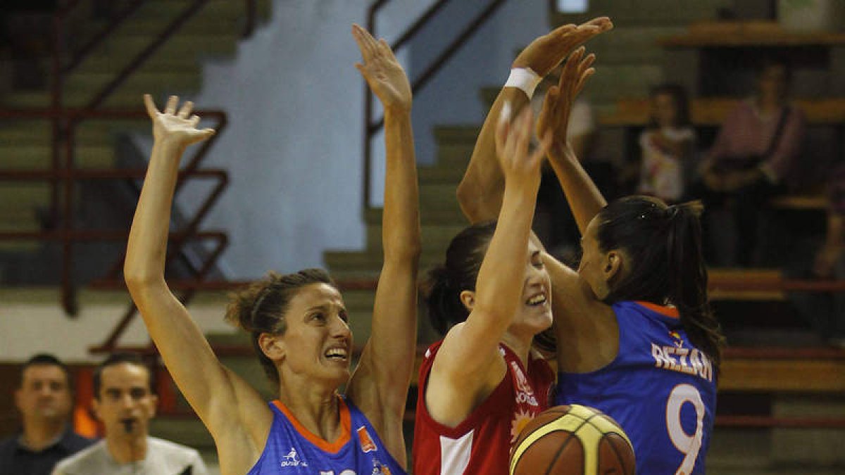 Daniela Peteva trata de superar a Marija Rezan y a María Pina en partido de prentemporada.