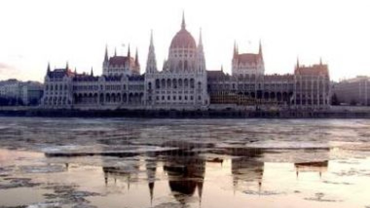 El Parlamento Húngaro, a orillas del Danubio, donde también se situará el nuevo balneario y el hotel