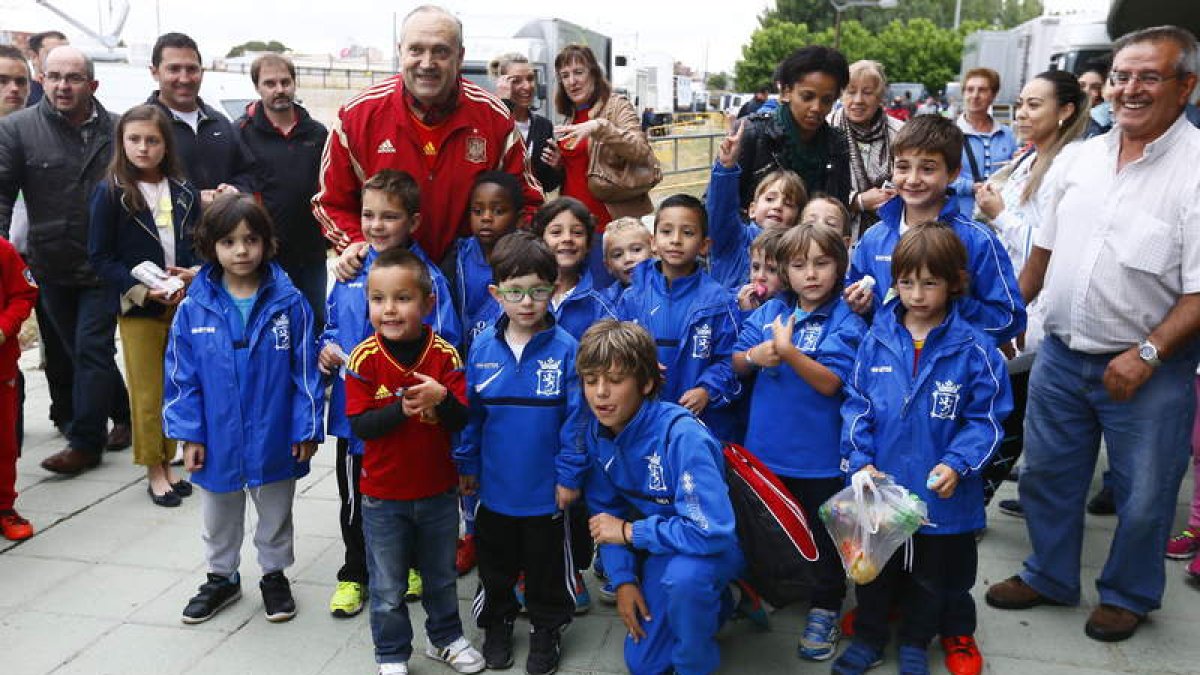 Manolo ‘el del bombo’ no se cansó de firmar autógrafos ni de fotografiarse con los niños