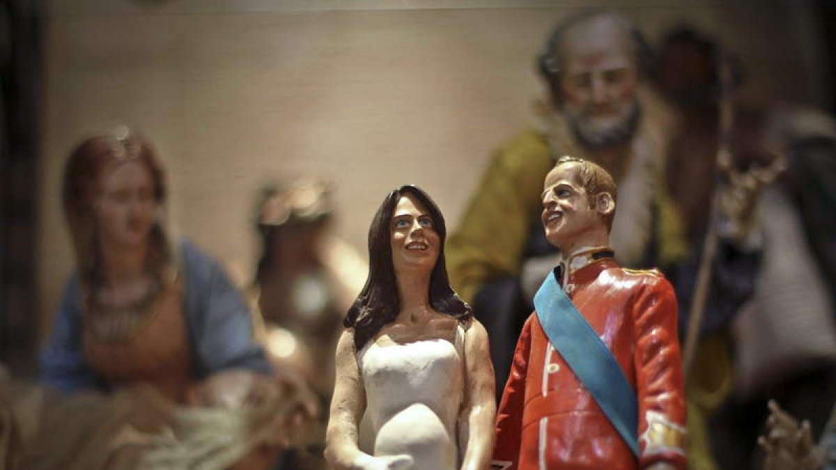 Figuritas de Belén que representan a Catalina de Cambridge encinta junto al príncipe Guillermo.