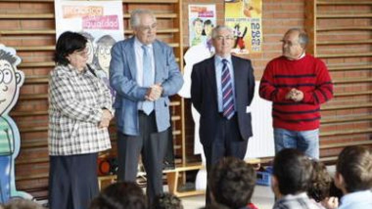 Mercedes Fernández, Guillermo García, el inspector de Educación y el director del centro.