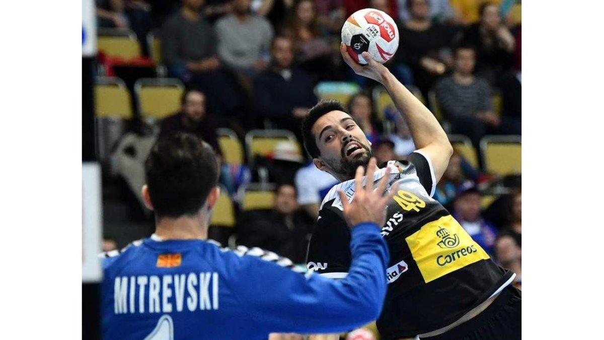 Ferran Sole (d) en una acción ofensiva contra el arquero macedonio Nikola Mitrevski. GUELLAND