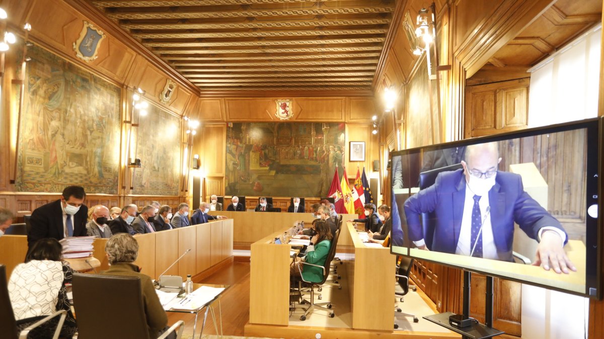 Un momento del Pleno celebrado de la Diputación de León. MARCIANO PÉREZ