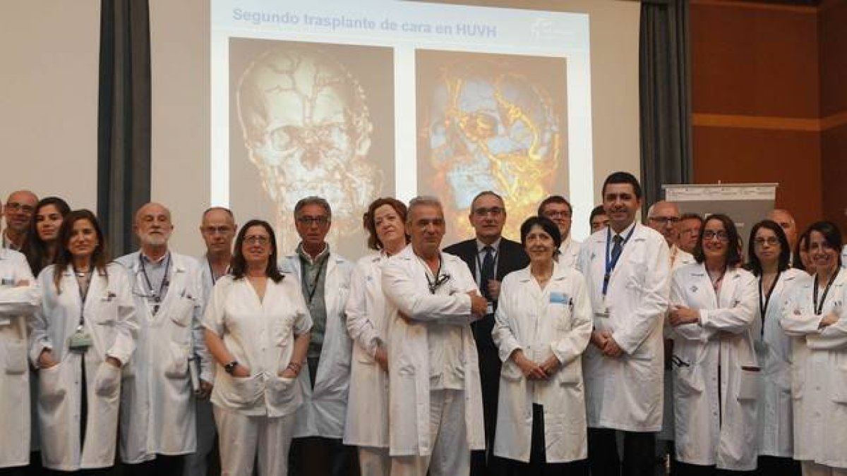 Parte del equipo multidisciplinario de 45 profesionales del Hospital Universitario de la Vall d'Hebron de Barcelona que realizó el pasado mes de febrero un trasplante de cara, el segundo de su historia.