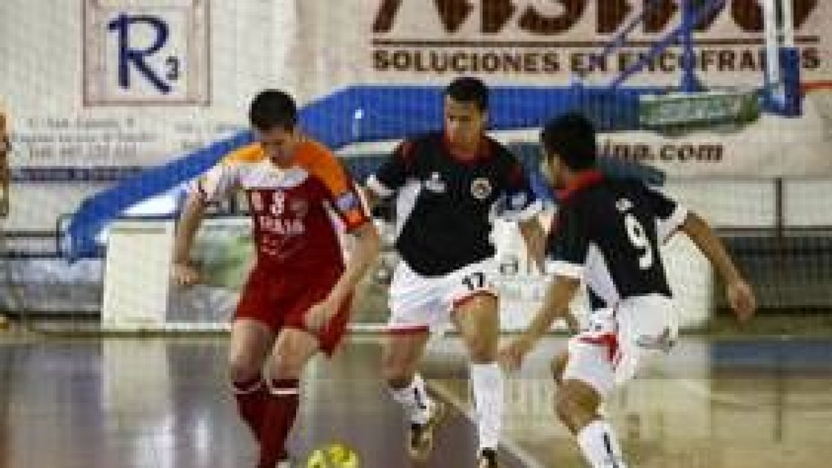 La aportación en el juego colectivo de Rodrigo (i) puede resultar determinante para el equipo leonés