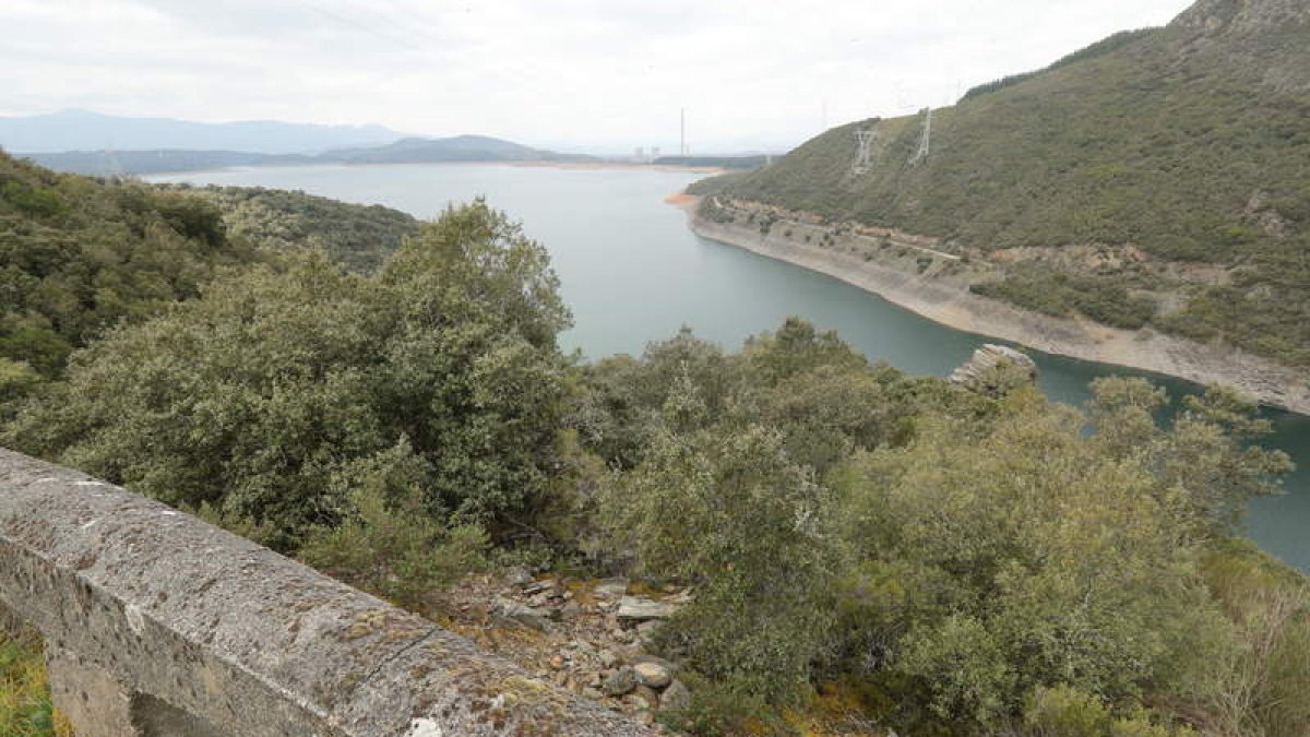 La pasarela unirá las orillas de Congosto y Cubillos en la cola del pantano de Bárcena, a los pies de la Peña de Congosto. L. DE LA MATA