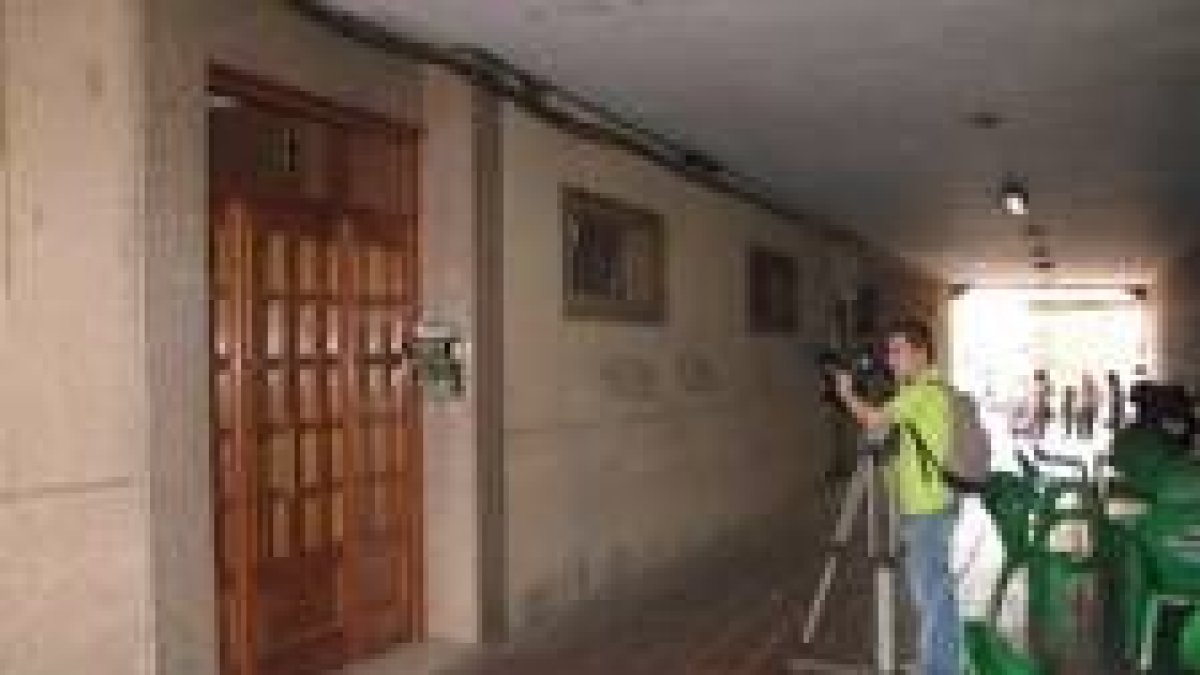 Un cámara de televisión filma el portal en uno de cuyos pisos tuvo lugar el suceso