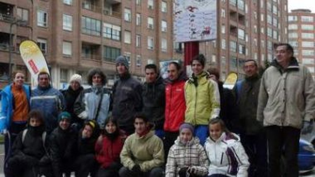 Los atletas leoneses y sus sacrificados padres, antes de partir al autonómico de marcha.